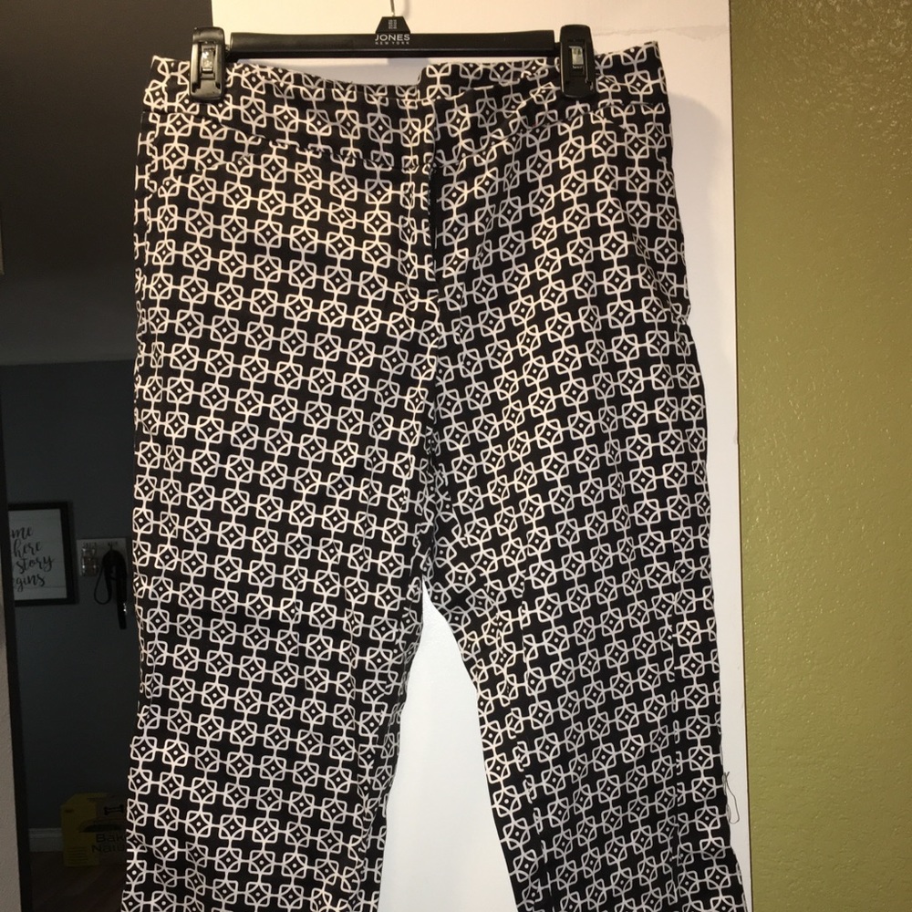 Black and white print work capris